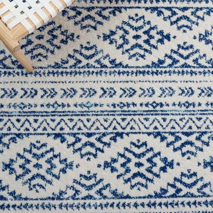SAFAVIEH Tulum Collection Area Rug - 5' Round, Ivory & Navy, Moroccan Boho Tribal Design, Non-Shedding & Easy to Clean, Ideal for Living Room, Bedroom, Dining Space (TUL272D)
