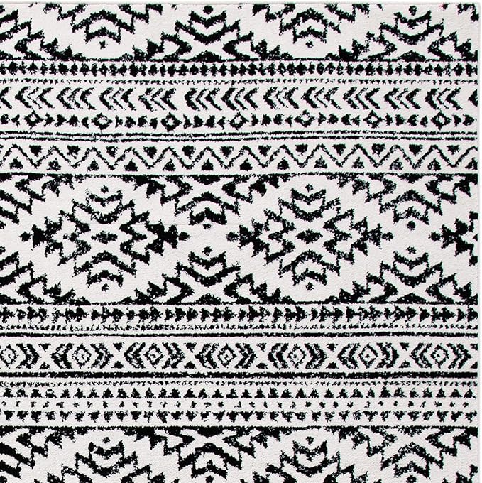 SAFAVIEH Area Rug 6x9 - Tulum Collection - Ivory & Black, Moroccan Boho Tribal Design, Non-Shedding & Easy to Clean, Ideal for Living Room, Bedroom, Dining Space (TUL272B)